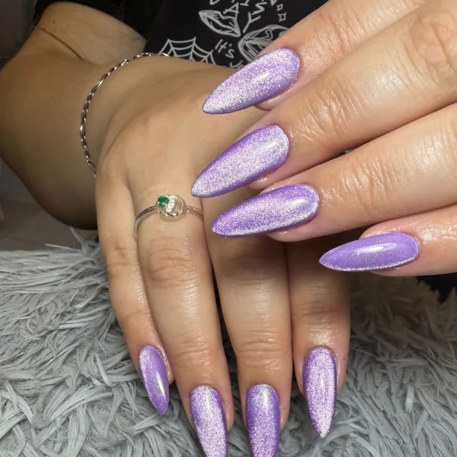 Uñas stiletto lila con efecto ojo de gato