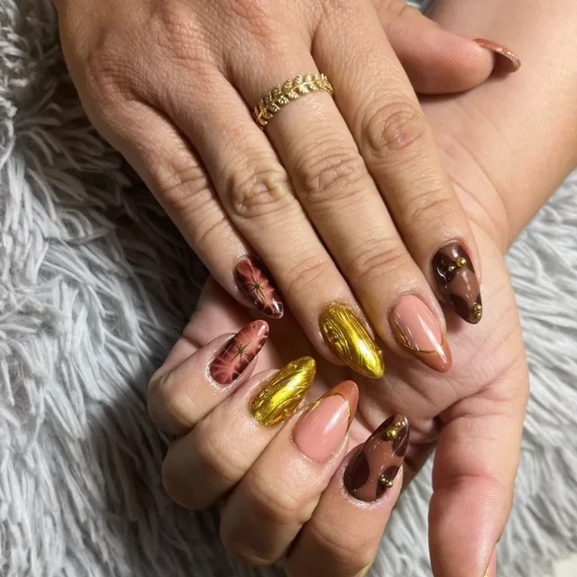 Uñas en tonos café y dorado con efecto cromo